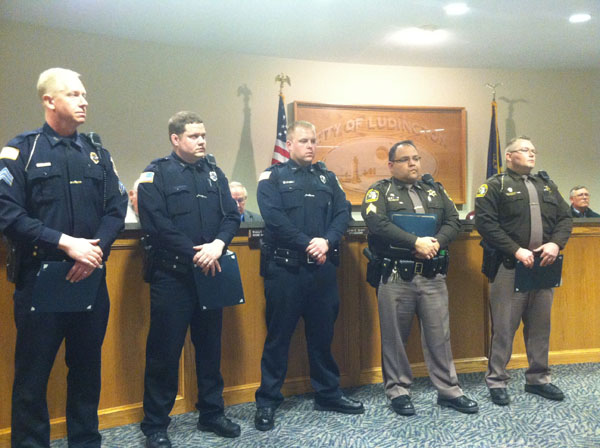Police officers receive bravery citations