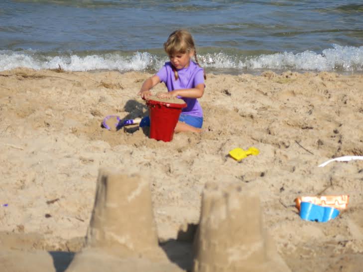 Beautiful weather draws hundreds to sand sculpture contest