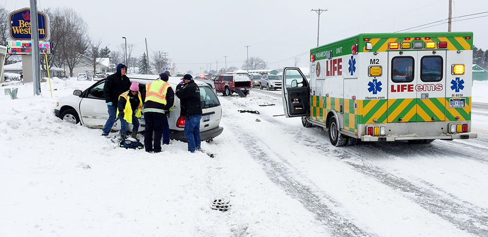 3 injured in U.S. 10 crash.