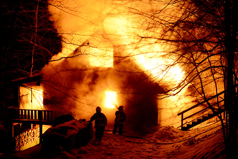 Fire destroys Thunder Lake cottage.