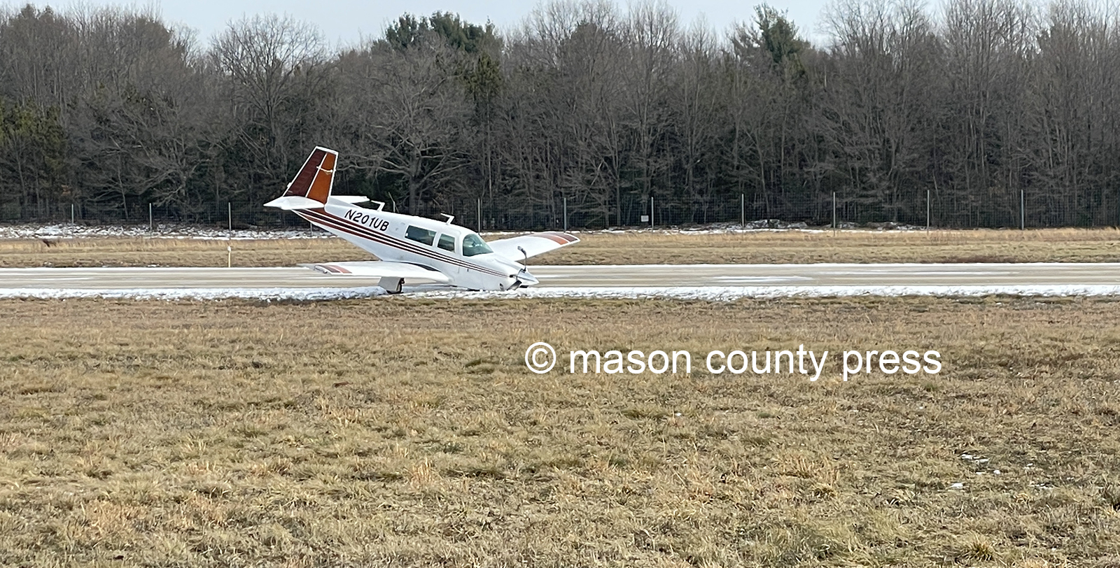 Small plane crashes at Mason County Airport
